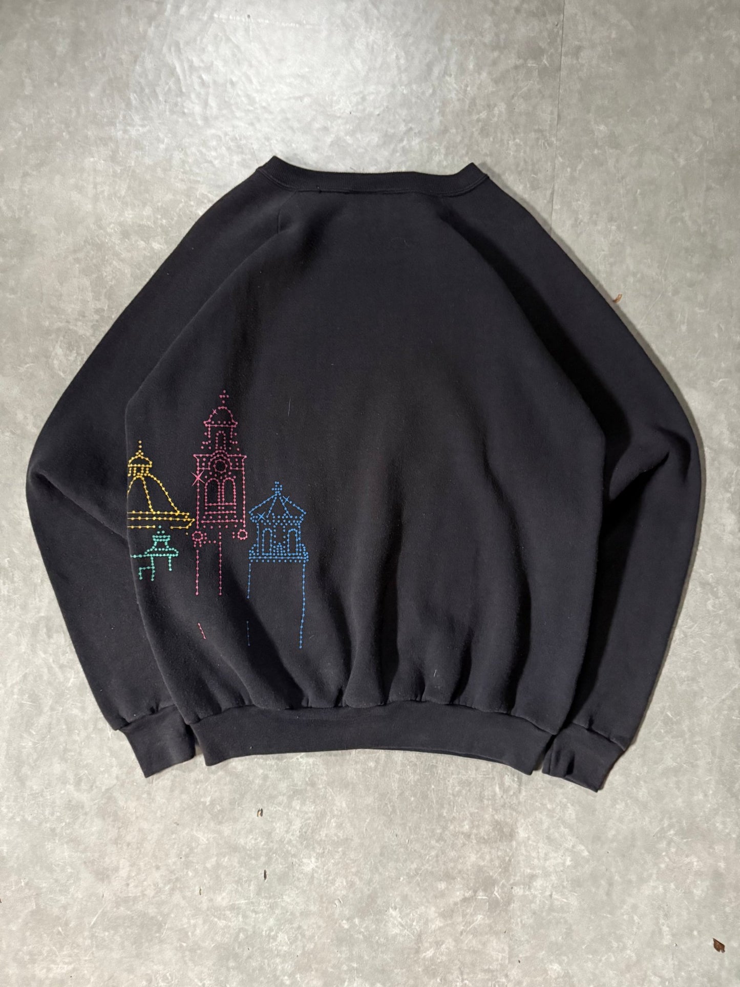 90s Vintage Kansas City Plaza Wrap around Black Crewneck -XL - XL | Martin City Vintage