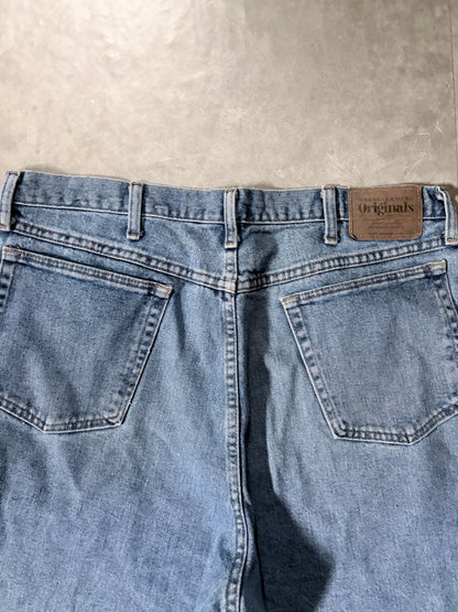 2000's Originals Light Wash Jorts Back Pocket Detail