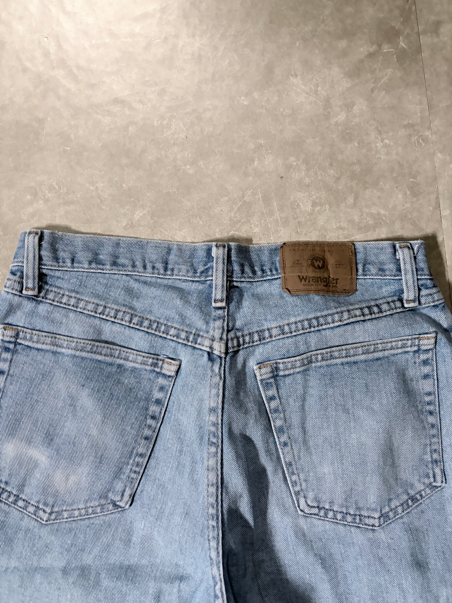 2000's Vintage Wrangler Light Wash Jorts Back Pocket Detail