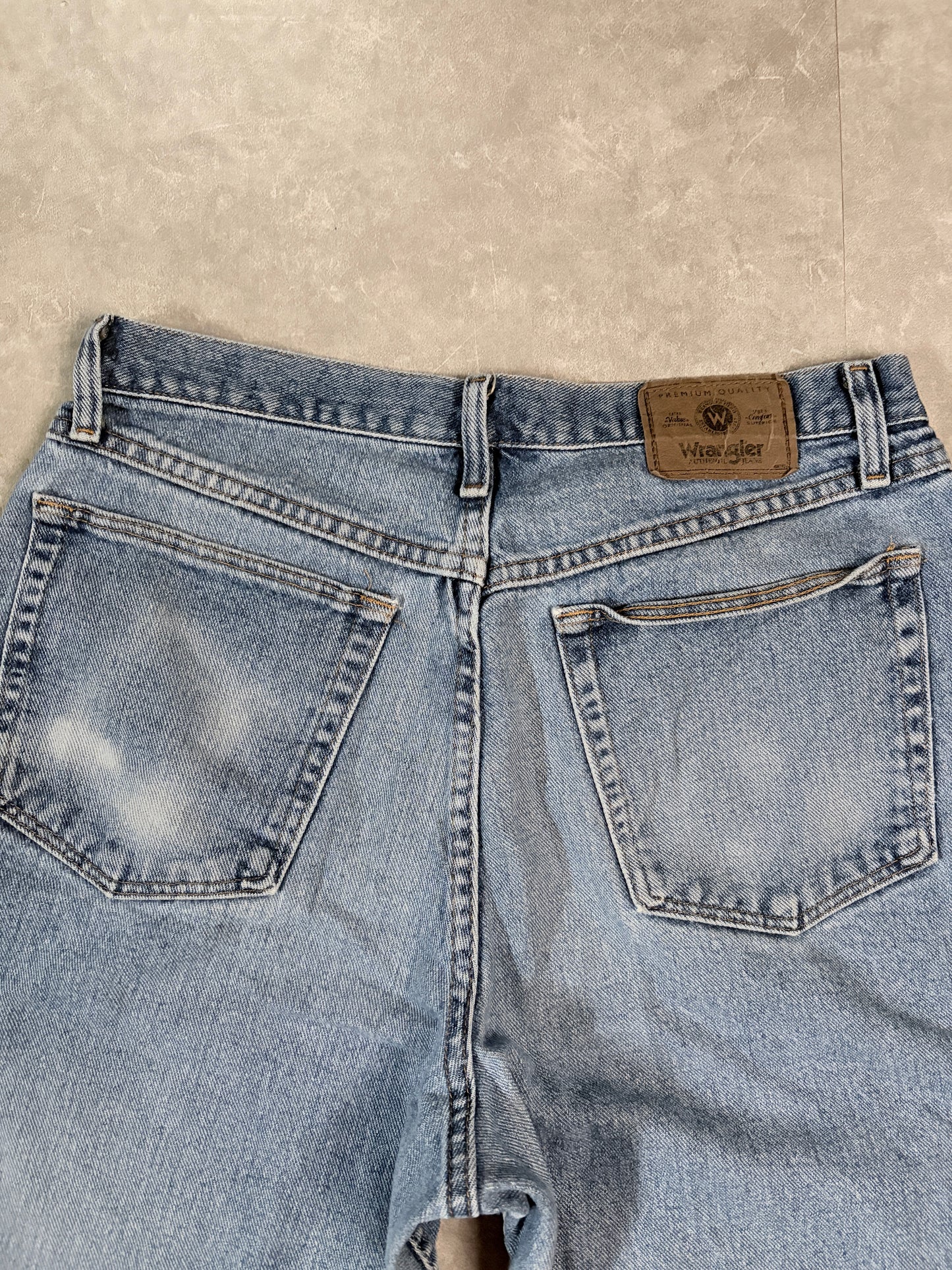 2000's Vintage Wrangler Light Wash Jorts Back Pocket Detail