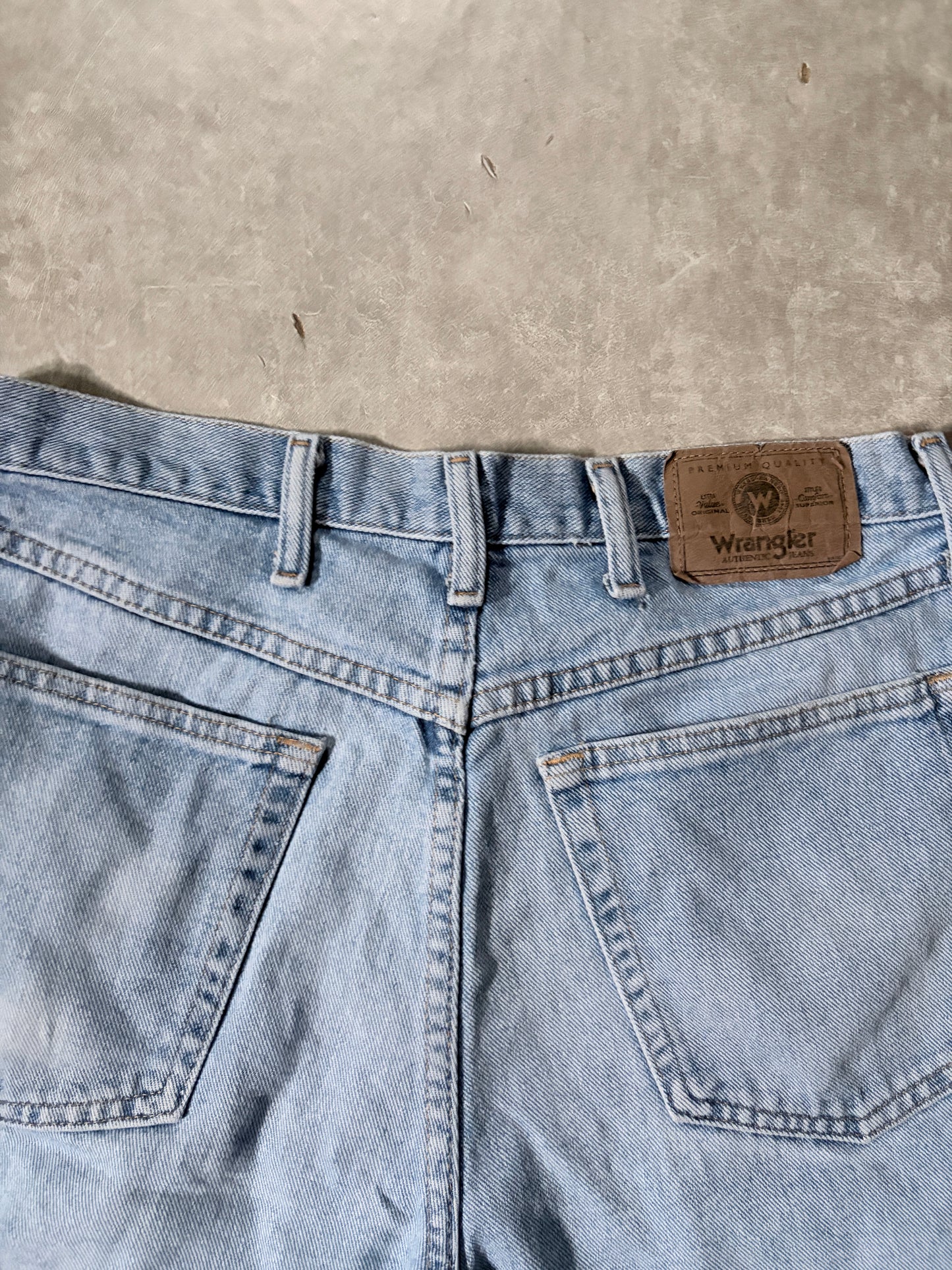 2000s Vintage Wrangler Light Wash Jorts -33W