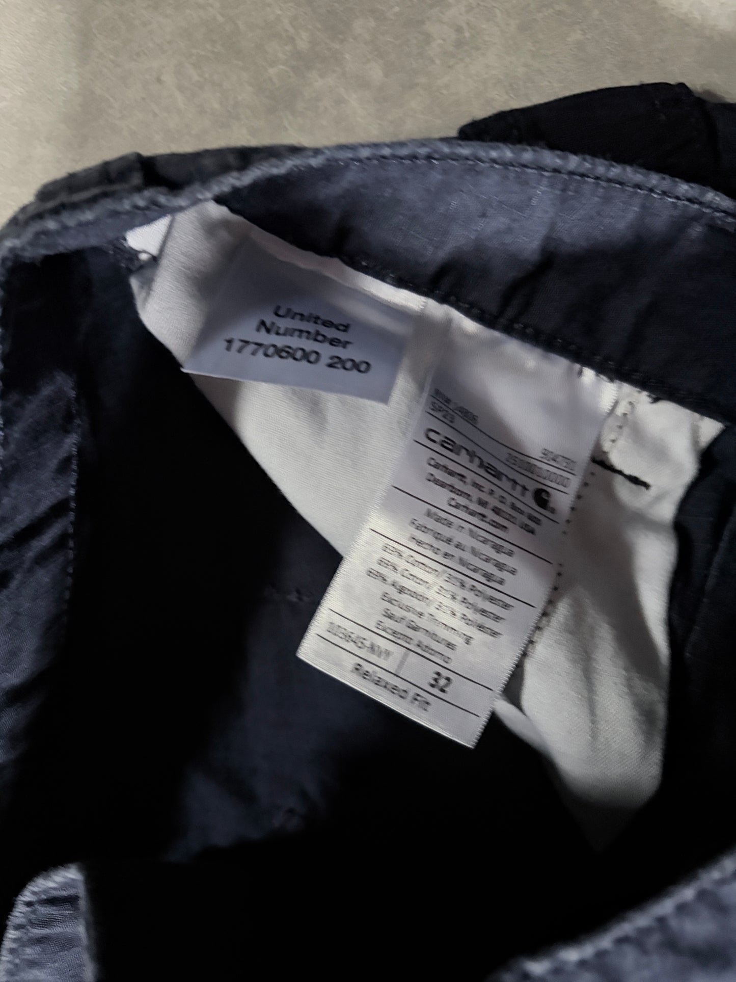 2000s Vintage Carhartt Navy Cargo Shorts -32W