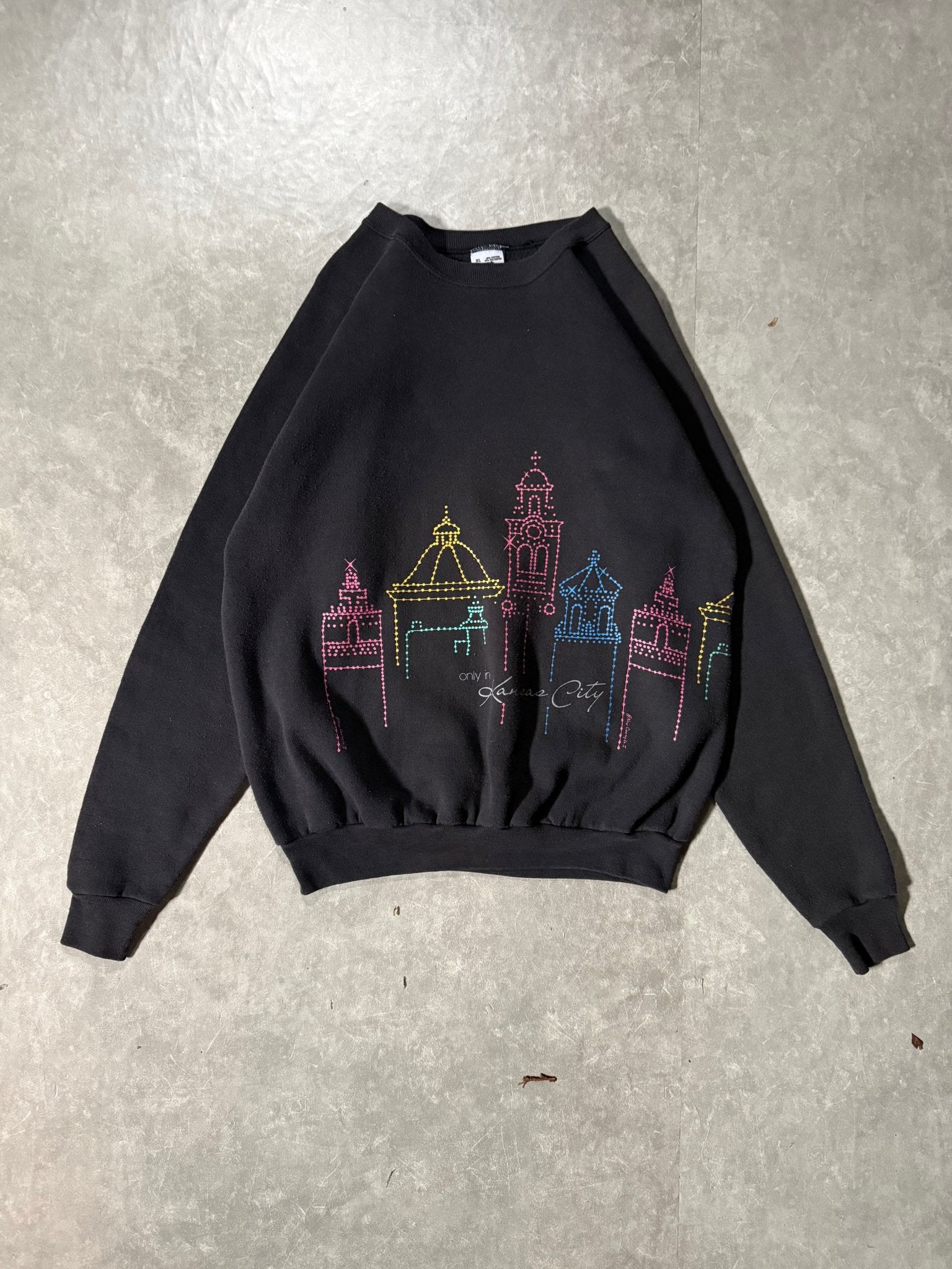 90s Vintage Kansas City Plaza Wrap around Black Crewneck -XL - XL | Martin City Vintage