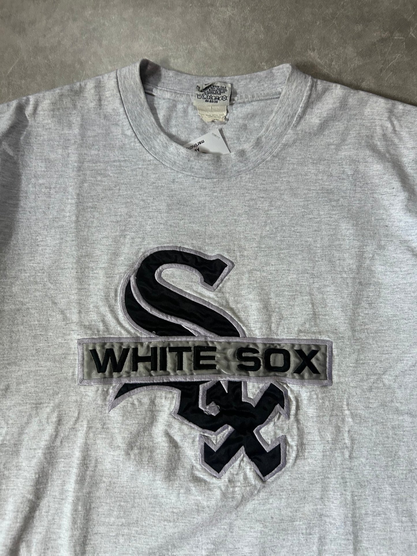 90's Vintage Chicago White Sox Embroidered Logo Heather Grey T-Shirt - XL - XL | Martin City Vintage